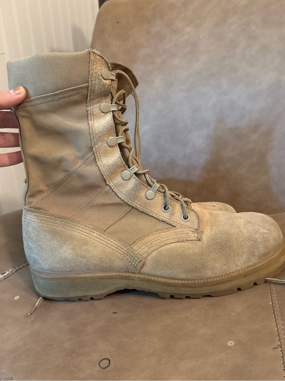 US Army Vibram sole tan lace up combat boots size 9.5